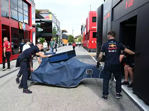 Yuki Tsunodas Mechaniker bereiten sich auf eine Nachtschicht vor Titel-Bild zur News: Yuki Tsunodas Mechaniker bereiten sich auf eine Nachtschicht vor