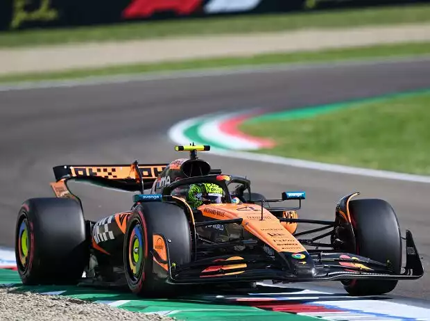 Lando Norris (McLaren MCL39) vor Max Verstappen (Red Bull RB21) beim Formel-1-Rennen in Imola 2025 2025 Titel-Bild zur News: Lando Norris (McLaren MCL39) vor Max Verstappen (Red Bull RB21) beim Formel-1-Rennen in Imola 2025 2025