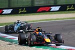 Max Verstappen (Red Bull) und George Russell (Mercedes) 