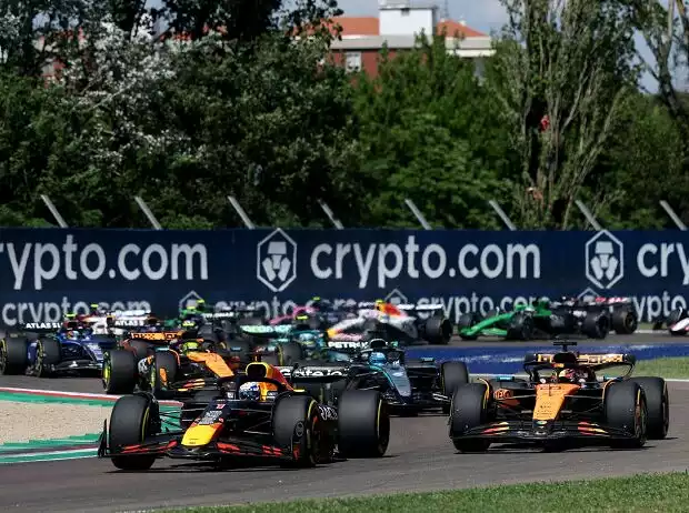 Das war irre: Max Verstappen fährt gegen Oscar Piastri das Überholmanöver der Saison in Tamburello Titel-Bild zur News: Das war irre: Max Verstappen fährt gegen Oscar Piastri das Überholmanöver der Saison in Tamburello