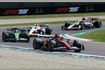 Lewis Hamilton (Ferrari) und Gabriel Bortoleto (Sauber) 