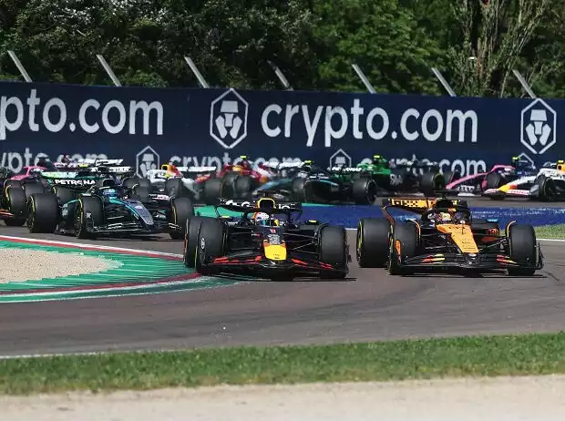 Max Verstappen überholt Oscar Piastri in Kurve 1 in Imola 2025 Titel-Bild zur News: Max Verstappen überholt Oscar Piastri in Kurve 1 in Imola 2025
