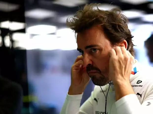 Fernando Alonso in der Formel-1-Box von Aston Martin 2025 Titel-Bild zur News: Fernando Alonso in der Formel-1-Box von Aston Martin 2025