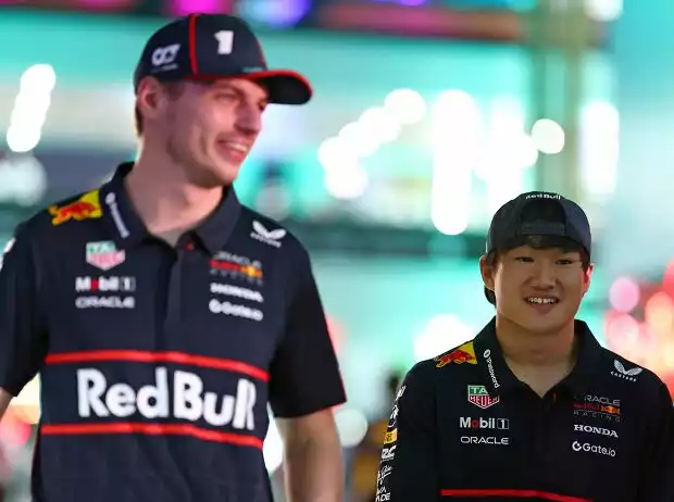 Max Verstappen mit seinem Red-Bull-Teamkollegen Yuki Tsunoda Titel-Bild zur News: Max Verstappen mit seinem Red-Bull-Teamkollegen Yuki Tsunoda
