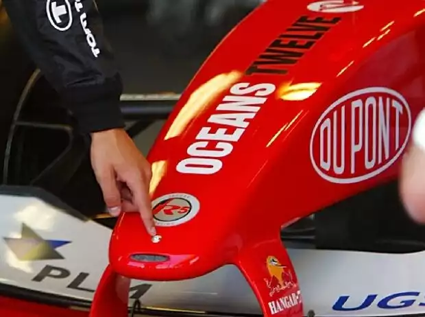 Der wertvolle Diamant auf der Jaguar-Nase in Monaco 2004 Titel-Bild zur News: Der wertvolle Diamant auf der Jaguar-Nase in Monaco 2004