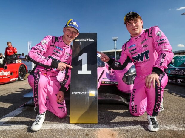 Mattias Pluschkell (links) und Maksymilian Angelard (rechts) freuen sich über ihren ersten Erfolg im Prototype Cup Germany Mattias Pluschkell (links) und Maksymilian Angelard (rechts) freuen sich über ihren ersten Erfolg im Prototype Cup Germany