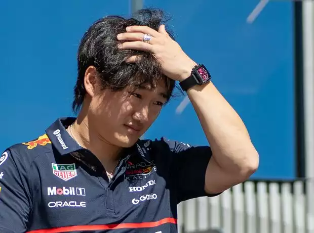 Formel-1-Fahrer Yuki Tsunoda fasst sich an den Kopf Titel-Bild zur News: Formel-1-Fahrer Yuki Tsunoda fasst sich an den Kopf