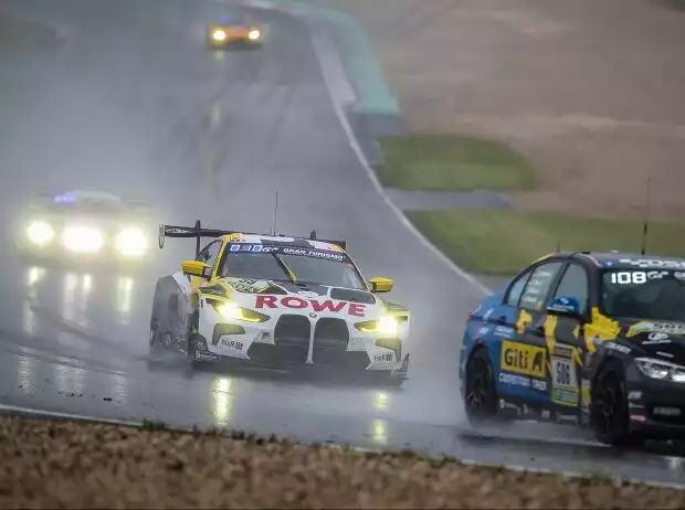 Fahrzeuge des 24h Nürburgring auf nasser Strecke Titel-Bild zur News: Fahrzeuge des 24h Nürburgring auf nasser Strecke