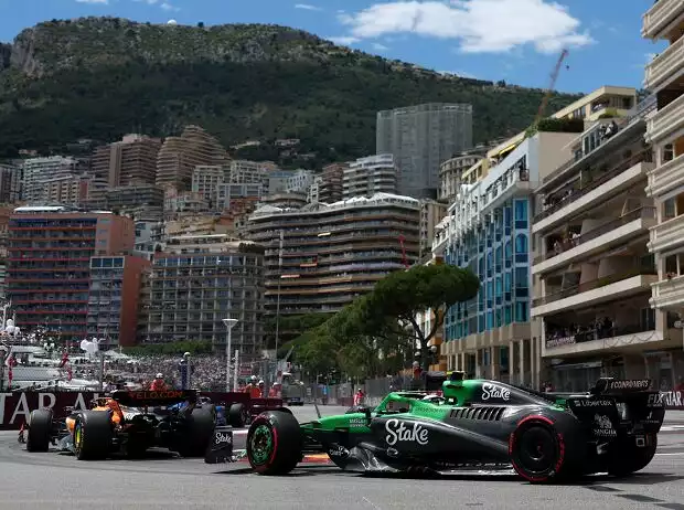 Oscar Piastri (McLaren MCL39) vor Gabriel Bortoleto (Sauber C45) beim Formel-1-Rennen in Monaco 2025 Titel-Bild zur News: Oscar Piastri (McLaren MCL39) vor Gabriel Bortoleto (Sauber C45) beim Formel-1-Rennen in Monaco 2025