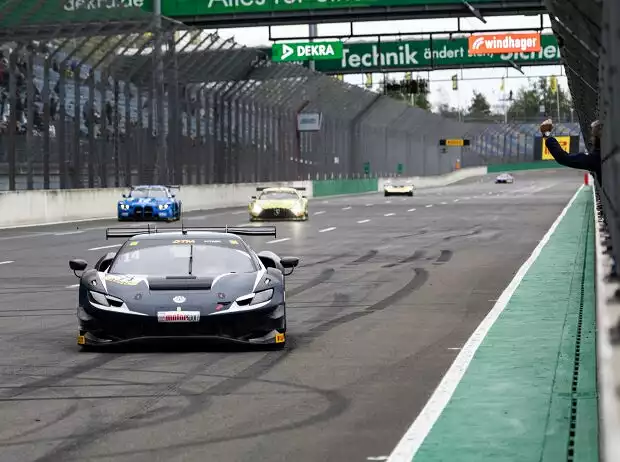 Jack Aitken feiert am Sonntag den Sieg am Lausitzring Titel-Bild zur News: Jack Aitken feiert am Sonntag den Sieg am Lausitzring