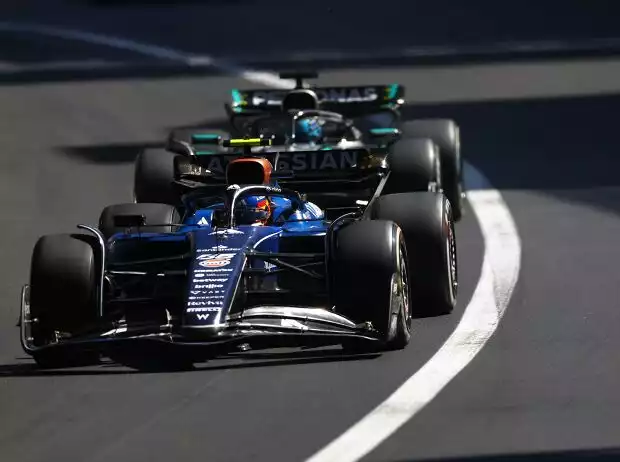 Carlos Sainz (Williams FW47) vor George Russell (Mercedes W16) beim Formel-1-Rennen in Monaco 2025 Titel-Bild zur News: Carlos Sainz (Williams FW47) vor George Russell (Mercedes W16) beim Formel-1-Rennen in Monaco 2025