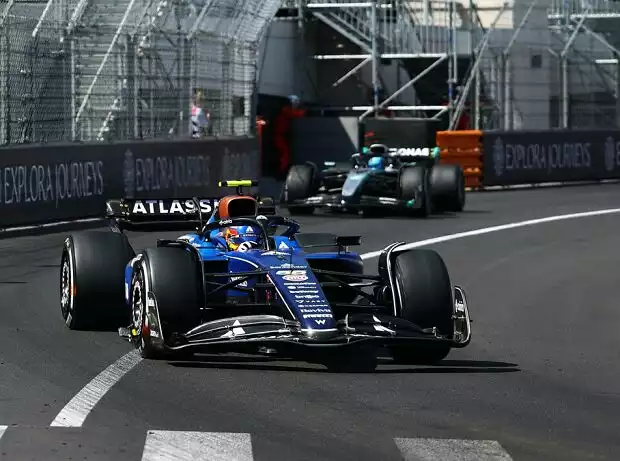 Carlos Sainz (Williams FW47) vor George Russell (Mercedes Q16) beim Formel-1-Rennen in Monaco 2025 Titel-Bild zur News: Carlos Sainz (Williams FW47) vor George Russell (Mercedes Q16) beim Formel-1-Rennen in Monaco 2025