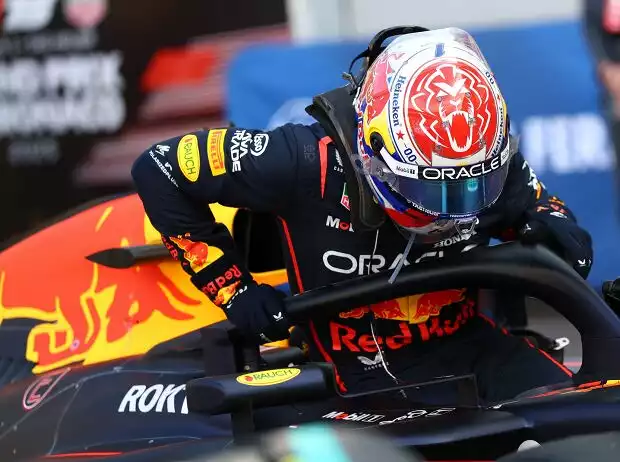Max Verstappen klettert aus seinem Red Bull RB21 Titel-Bild zur News: Max Verstappen klettert aus seinem Red Bull RB21