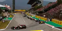 Formel-1-Autos in Barcelona, aufgereiht wie an der Perlenschnur