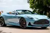 Aston Martin macht den DB12 Volante sehr hellblau