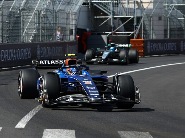 Carlos Sainz (Williams FW47) vor George Russell (Mercedes Q16) beim Formel-1-Rennen in Monaco 2025 Carlos Sainz (Williams FW47) vor George Russell (Mercedes Q16) beim Formel-1-Rennen in Monaco 2025