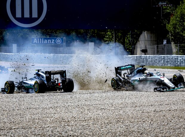 Sternstunde der anderen Art: Rosberg und Hamilton beim Crash 2016 in Spanien Sternstunde der anderen Art: Rosberg und Hamilton beim Crash 2016 in Spanien