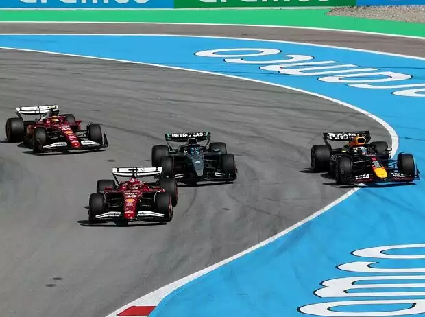 Restart: Russell drückt rein, Verstappen geht weit - und dann an die Decke Titel-Bild zur News: Restart: Russell drückt rein, Verstappen geht weit - und dann an die Decke