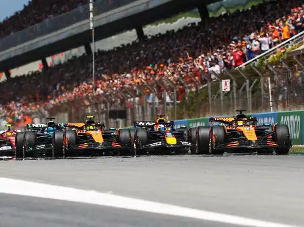 Titel-Bild zur News: Die Startphase in Barcelona: Piastri vor Verstappen und Norris (von rechts)