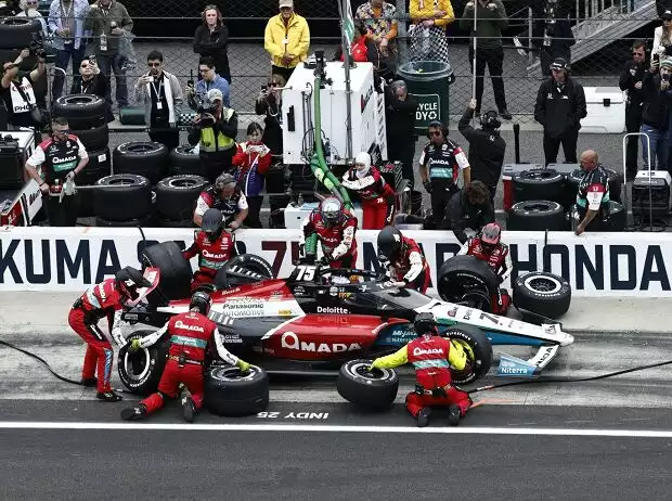 Takuma Sato an der Box beim Indy 500 2025 Titel-Bild zur News: Takuma Sato an der Box beim Indy 500 2025