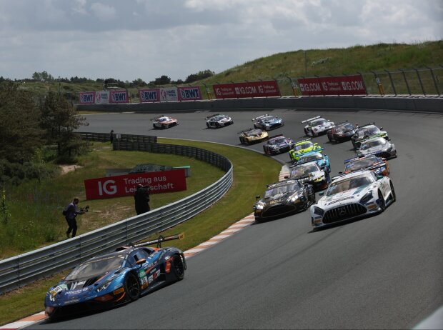 Die Steilkurven machen Zandvoort zu einer einzigartigen Strecke im Kalender des ADAC GT Masters Die Steilkurven machen Zandvoort zu einer einzigartigen Strecke im Kalender des ADAC GT Masters