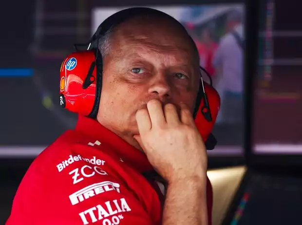 Ferrari-Teamchef Frederic Vasseur mit nachdenklicher Miene Titel-Bild zur News: Ferrari-Teamchef Frederic Vasseur mit nachdenklicher Miene