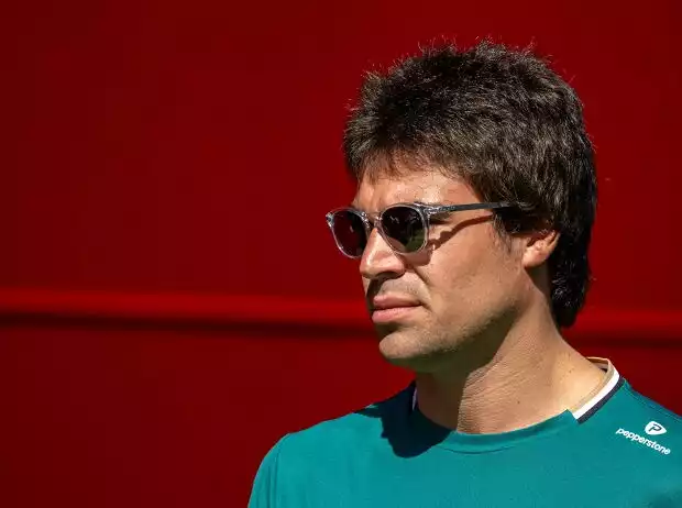Lance Stroll mit Sonnenbrille im Formel-1-Fahrerlager in Spanien 2025 Titel-Bild zur News: Lance Stroll mit Sonnenbrille im Formel-1-Fahrerlager in Spanien 2025