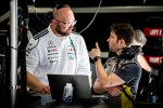 Ingenieure von Mercedes und Pirelli im Gespräch