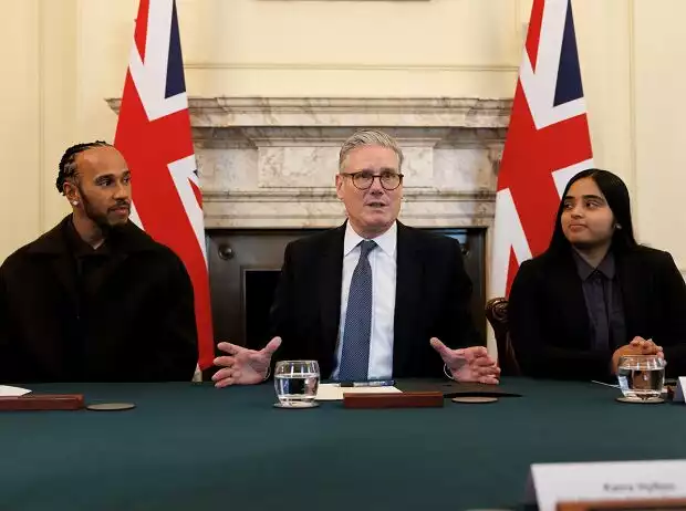 Lewis Hamilton und der britische Premierminister Keith Starmer in 10 Downing Street Titel-Bild zur News: Lewis Hamilton und der britische Premierminister Keith Starmer in 10 Downing Street