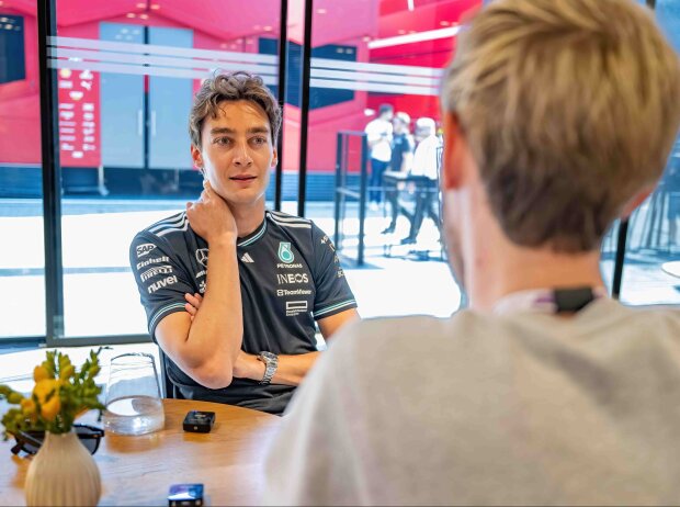 Mercedes-Pilot George Russell im Gespräch mit Frederik Hackbarth Mercedes-Pilot George Russell im Gespräch mit Frederik Hackbarth