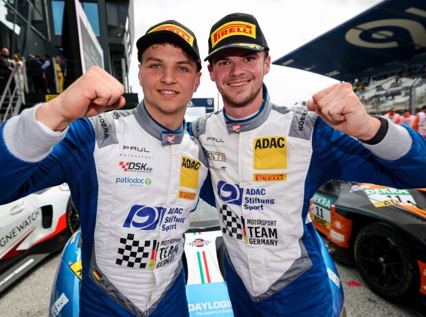 Simon Connor Primm und Finn Zulauf gewannen in ihr erstes ADAC GT Masters Rennen