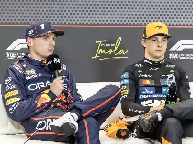 Titel-Bild zur News: Max Verstappen und Oscar Piastri bei einer Formel-1-Pressekonferenz in Imola