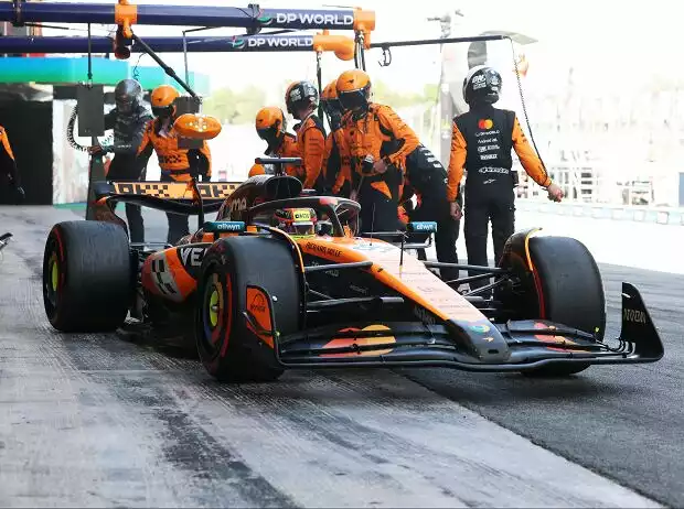 Oscar Piastri beim Formel-1-Boxenstopp in Barcelona Titel-Bild zur News: Oscar Piastri beim Formel-1-Boxenstopp in Barcelona