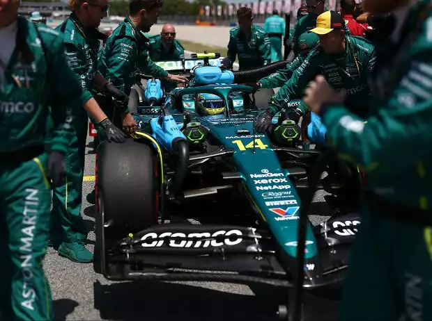 Fernando Alonso mit seinen Mechanikern beim Formel-1-Rennen in Barcelona 2025 Titel-Bild zur News: Fernando Alonso mit seinen Mechanikern beim Formel-1-Rennen in Barcelona 2025