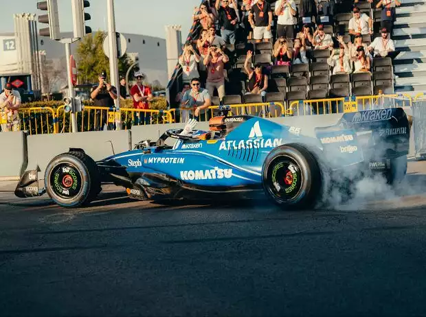 Carlos Sainz (Williams FW45) bei einem Showrun in Madrid Titel-Bild zur News: Carlos Sainz (Williams FW45) bei einem Showrun in Madrid
