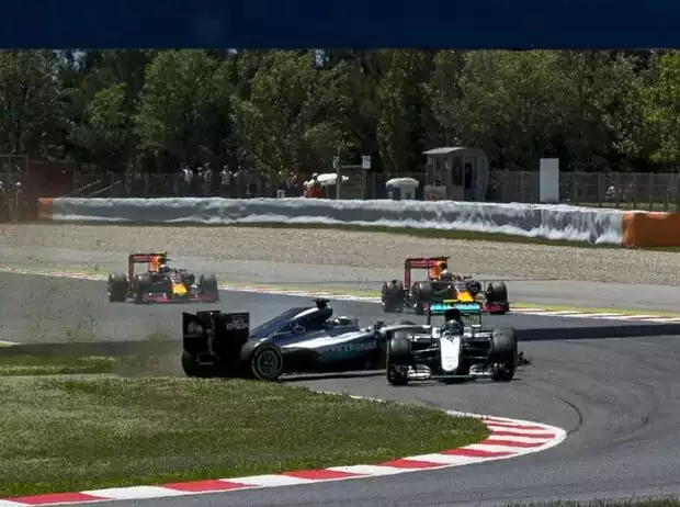 Lewis Hamilton dreht sich auf dem Gras und räumt Nico Rosberg mit ins Aus Titel-Bild zur News: Lewis Hamilton dreht sich auf dem Gras und räumt Nico Rosberg mit ins Aus