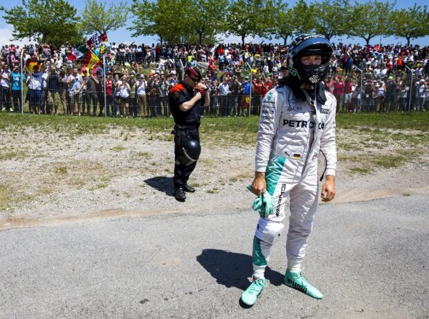 Ganz allein nach dem Crash in Barcelona: Nico Rosberg kann es nicht glauben Ganz allein nach dem Crash in Barcelona: Nico Rosberg kann es nicht glauben
