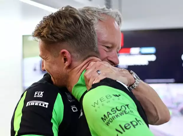 Nico Hülkenberg und Jonathan Wheatley feiern Platz fünf beim Formel-1-Rennen in Spanien 2025 Titel-Bild zur News: Nico Hülkenberg und Jonathan Wheatley feiern Platz fünf beim Formel-1-Rennen in Spanien 2025