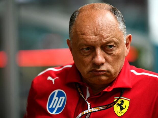Ahnt Ferrari-Teamchef Vasseur schon, dass seine Zeit abgelaufen ist? Ahnt Ferrari-Teamchef Vasseur schon, dass seine Zeit abgelaufen ist?