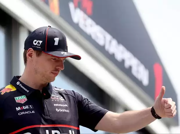 Daumen hoch: Max Verstappen fährt trotz drohender Sperre wie immer Titel-Bild zur News: Daumen hoch: Max Verstappen fährt trotz drohender Sperre wie immer