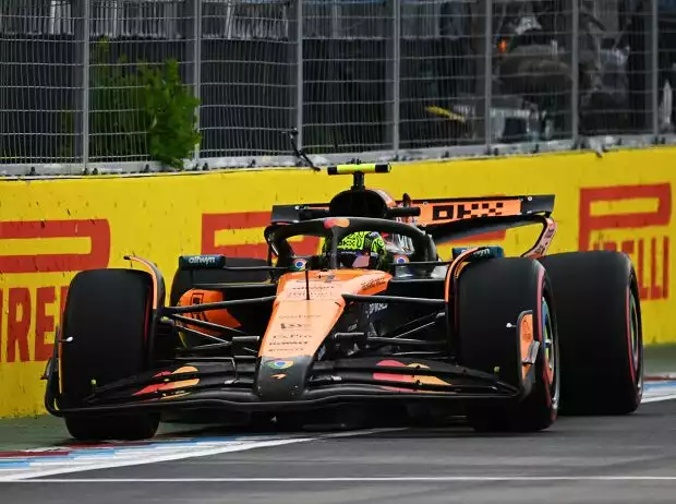 Lando Norris (McLaren MCL39) vor Max Verstappen (Red Bull RB21) beim Formel-1-Rennen in Kanada 2025 Titel-Bild zur News: Lando Norris (McLaren MCL39) vor Max Verstappen (Red Bull RB21) beim Formel-1-Rennen in Kanada 2025