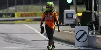 Lando Norris (McLaren) auf dem Fuß zurück zur Box beim Formel-1-Rennen in Kanada 2025