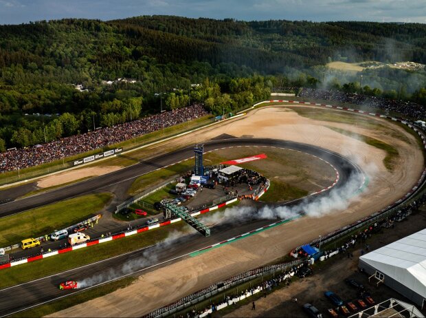 Die Falken-Drift-Show in der Müllenbach-Schleife Die Falken-Drift-Show in der Müllenbach-Schleife