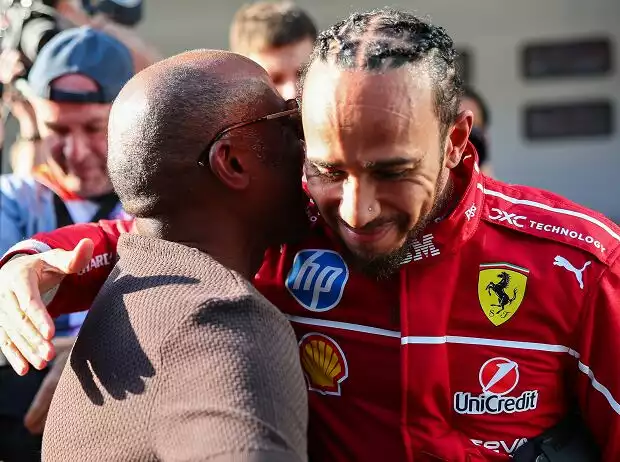 Lewis Hamilton und sein Vater Anthony nach der Pole für das Formel-1-Sprintrennen in China 2025 Titel-Bild zur News: Lewis Hamilton und sein Vater Anthony nach der Pole für das Formel-1-Sprintrennen in China 2025
