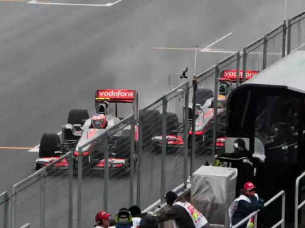 Jenson Button und Lewis Hamilton (McLaren) kollidieren beim Formel-1-Rennen in Kanada 2025 Titel-Bild zur News: Jenson Button und Lewis Hamilton (McLaren) kollidieren beim Formel-1-Rennen in Kanada 2025