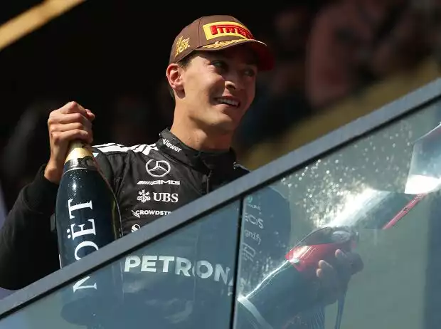 Titel-Bild zur News: George Russell jubelt über seinen Sieg beim Formel-1-Rennen in Kanada 2025