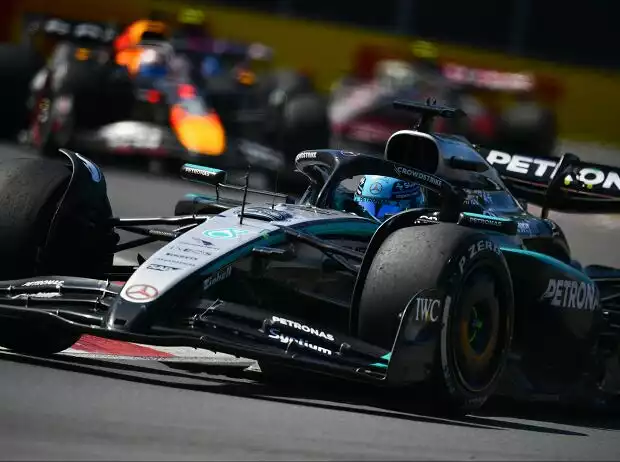 George Russell (Mercedes W16) vor Max Verstappen (Red Bull RB21) beim Formel-1-Rennen in Kanada 2025 Titel-Bild zur News: George Russell (Mercedes W16) vor Max Verstappen (Red Bull RB21) beim Formel-1-Rennen in Kanada 2025