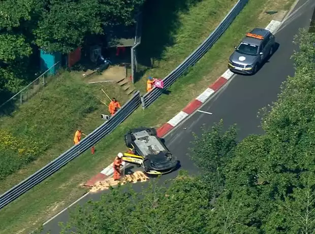 Kevin Estre, Rolf Scheibner, Unfall, Kollision, Überschlag bei den 24h Nürburgring 2025 Titel-Bild zur News: Kevin Estre, Rolf Scheibner, Unfall, Kollision, Überschlag bei den 24h Nürburgring 2025