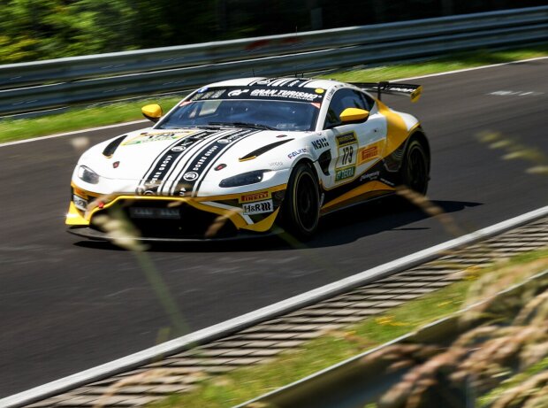 So sah der Dörr-Aston-Martin #179 vor dem Unfall in seiner ganzen Pracht aus So sah der Dörr-Aston-Martin #179 vor dem Unfall in seiner ganzen Pracht aus