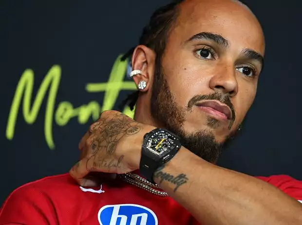 Ferrari-Fahrer Lewis Hamilton in einer Medienrunde in Kanada 2025 Titel-Bild zur News: Ferrari-Fahrer Lewis Hamilton in einer Medienrunde in Kanada 2025